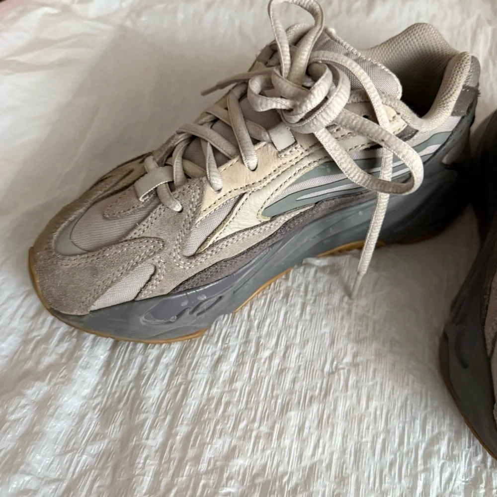 Adidas Yeezy pre-owned Boost 700 sz. 4 Men’s - Picture 10 of 14